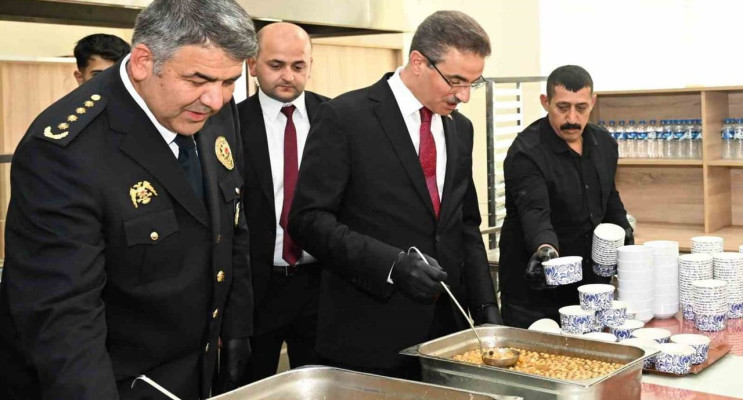 Vali Aydın Baruş'tan emniyet personeline aşure ikramı