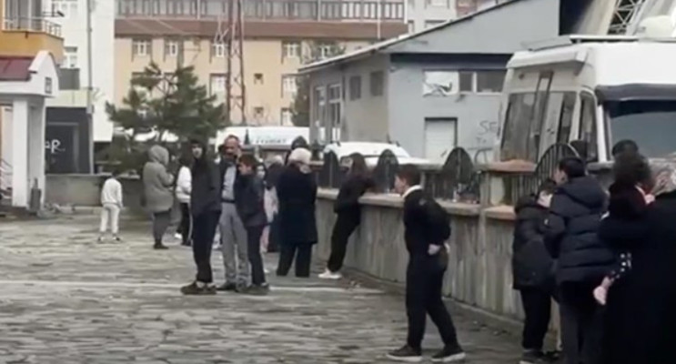 Van’da sabah 08.52’de 5,2 büyüklüğünde deprem meydana geldi