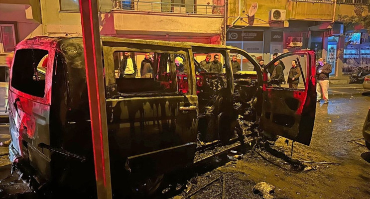 Yalova'da Park Halindeki Minibüs Yandı, 3 Araç Zarar Gördü