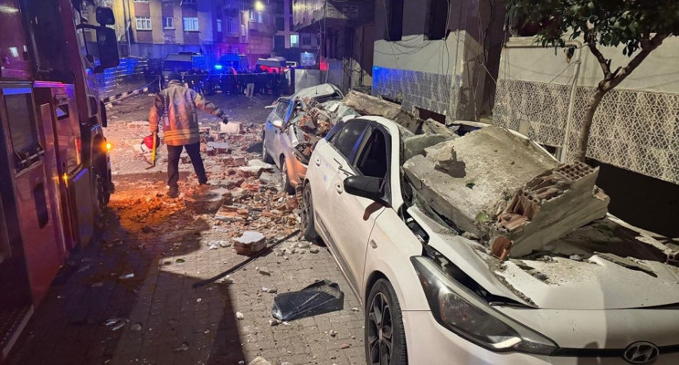 Zeytinburnu'nda Boşaltılan Binadan Düşen Beton Parçaları Araçları Hasara Uğrattı