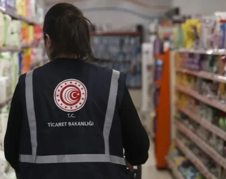 Ticaret Bakanlığı’ndan iki ürüne yasak: Çocuk sweatshirt’ü boğulma riski taşıyor, plastik masa çöktü!