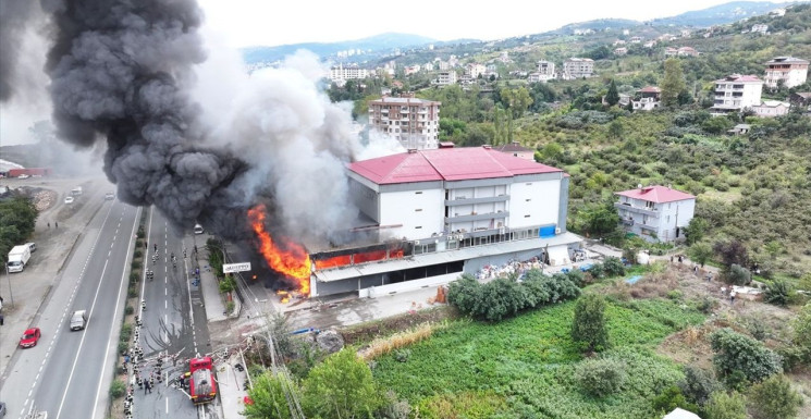 Trabzon'da Alışveriş Merkezinde Yangın Kontrol Altına Alınmaya Çalışılıyor