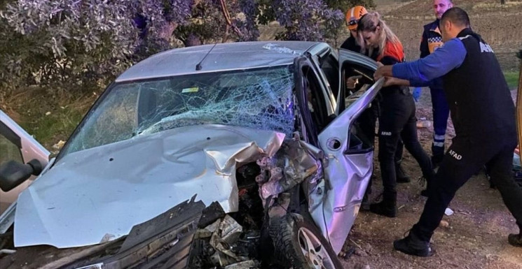 Uşak'ta Otomobil-Traktör Çarpışması: İki Yaralı