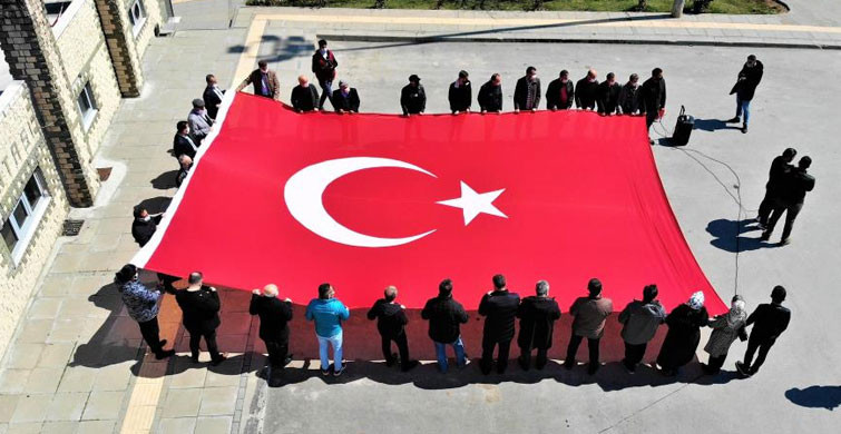 103 Amiralin Bildirisine Türk Bayraklı Tepki Geldi
