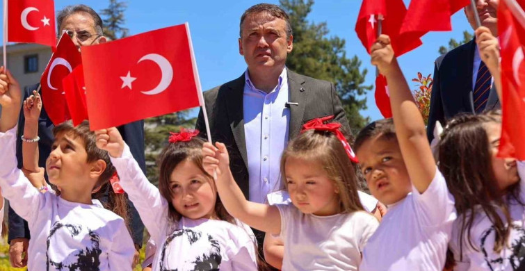 1071 öğrencinin emeğiyle hazırlanan mozaik Türk bayrağı açıldı