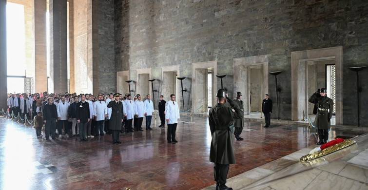 14 Mart Tıbbiyeliler Derneği Anıtkabir'i Ziyaret Etti
