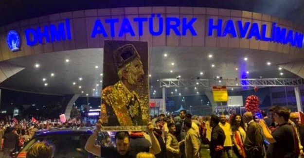 15 Temmuz Anmalarında Taşınan Devasa Sultan Vahdettin Portresi Dikkat Çekti