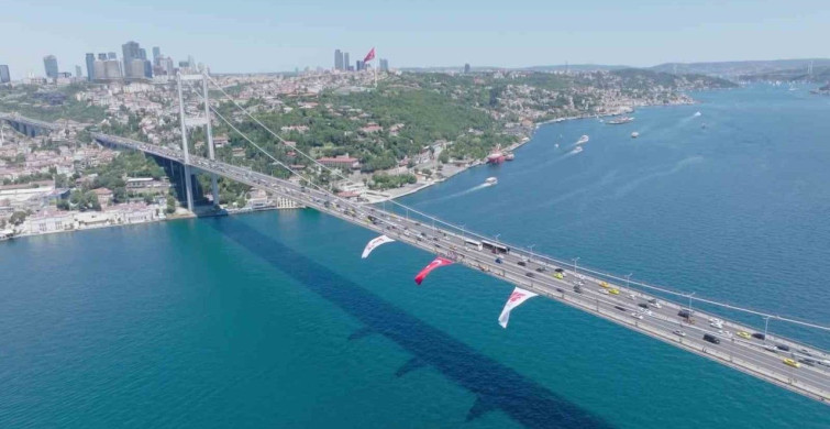 15 temmuz şehitler köprüsü’ne asılan dev Türk bayrağı havadan görüntülendi
