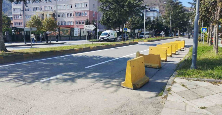 15 Temmuz'dan Kalma Beton Bloklar Araç ve Yayaları Zorluyor