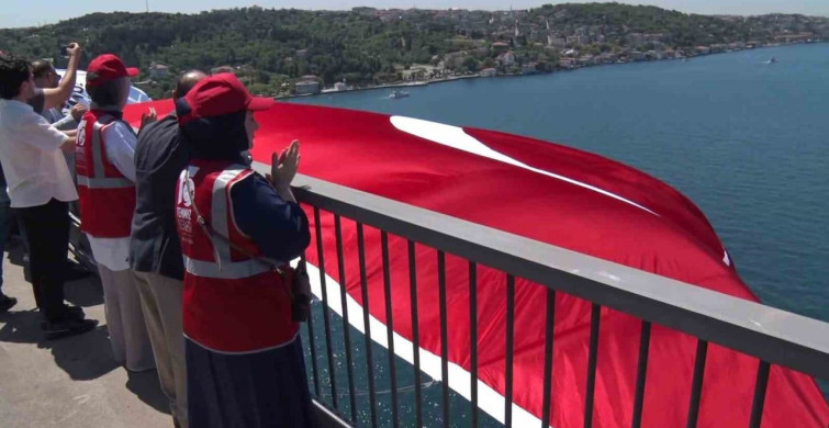15 Temmuz'un 10’uncu yılında dev Türk bayrağı 15 Temmuz Şehitler Köprüsü’ne asıldı