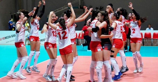 16 Yaş Altı Kız Voleybol Milli Takımı Namağlup Yarı Finalde