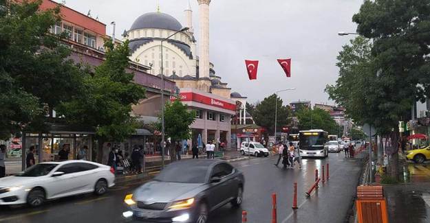 1'i Korucu 7 Kişi Göçük Altından Kurtarıldı