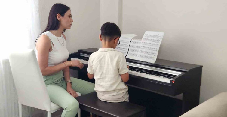 2 yaşında piyano çalmaya başlayan Demirhan Gündoğdu, Fazıl Say gibi sahnelere çıkmayı hedefliyor