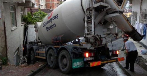 20 Metre Kayan Beton Mikseri Evin Oturma Odasına Daldı