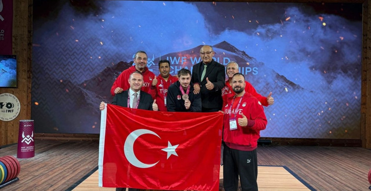 2025 Dünya Halter Şampiyonası'nda Bronz Madalya Sevinci