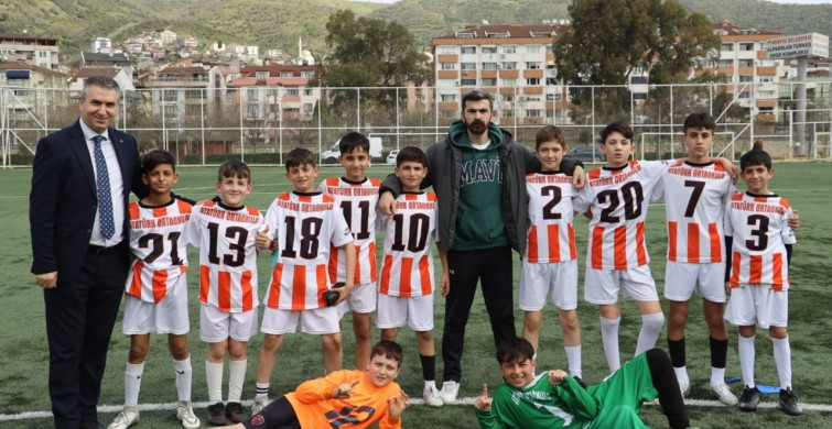 23 Nisan Futbol Turnuvası'nın Şampiyonu Atatürk Ortaokulu Oldu