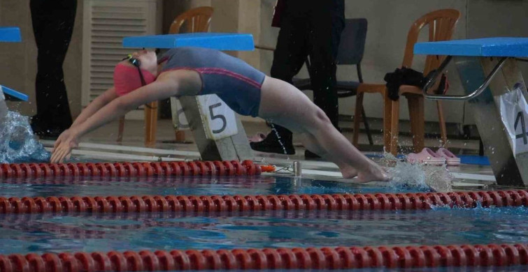 23 Nisan Yüzme Şenliği Coşkusu