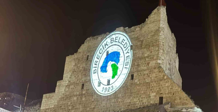 3 bin yıllık Birecik Kalesi’nde 15 Temmuz’a özel ışık gösterisi