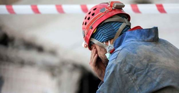 3 Kişilik Ailenin Cansız Bedenlerini Çıkarırken Gözyaşlarına Engel olamadı