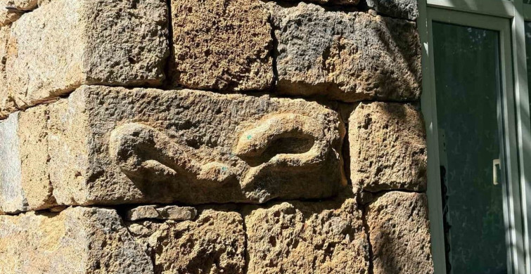 30 yıl önce kendi emeğiyle yaptığı ev turistlerin ilgi odağı oldu