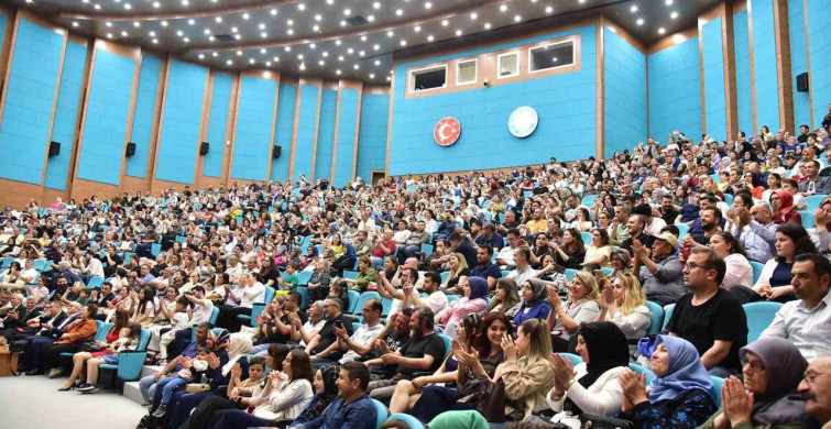 300 Çocuk Tek Sahne'de Büyüleyici Konser