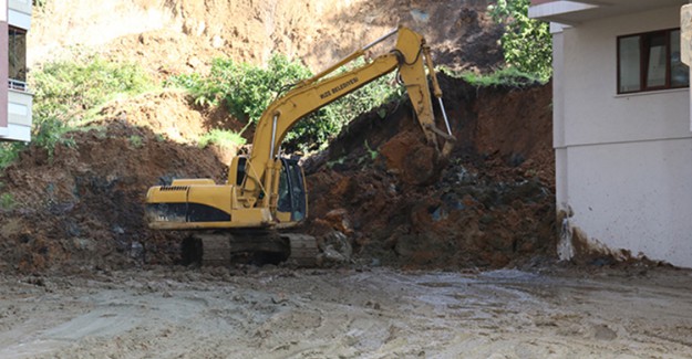 4 Bin 500 Ton Toprak Taşındı, İstinat Duvarının Altında Kalan Araçlar Tespit Edilemedi