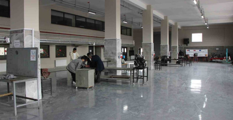 45 Yaşında Öğretmen Olan Eski Polis: Refik Aydın'ın Hikayesi