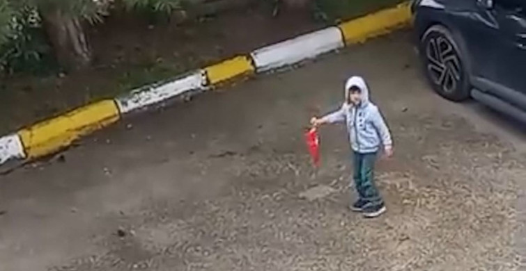 5 Yaşındaki Miraç Akpınar Türk Bayrağını Kaldırdı