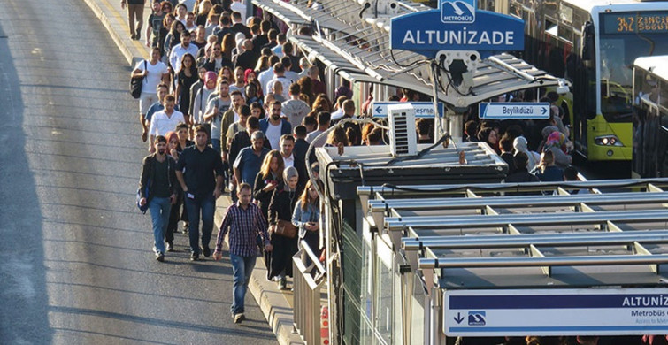 5 yıldır çözülemeyen metrobüs problemi! Altunizade yine kilitlendi, yüzlerce insan yolda kaldı