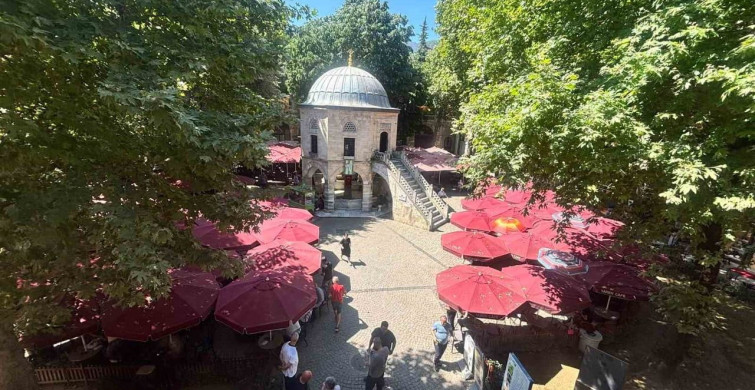 530 yıllık tarihi kozahan'da masa sandalyeler yeniden açıldı