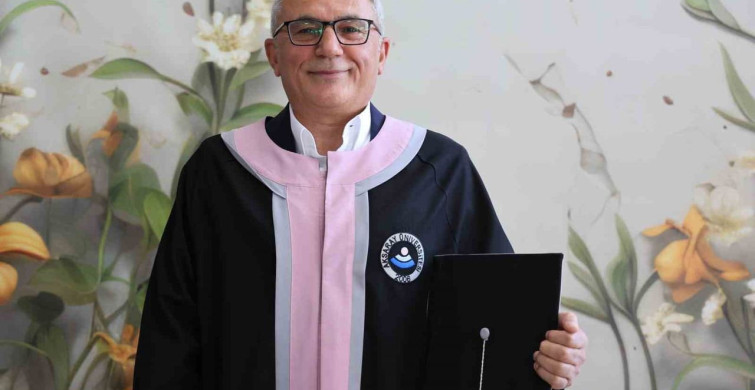 55 yaşında üniversite hayaline kavuşan adam, 59 yaşında mezun oldu