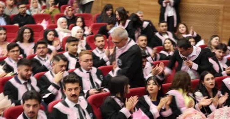 55 yaşında üniversite hayaline kavuştu, 59 yaşında mezun oldu
