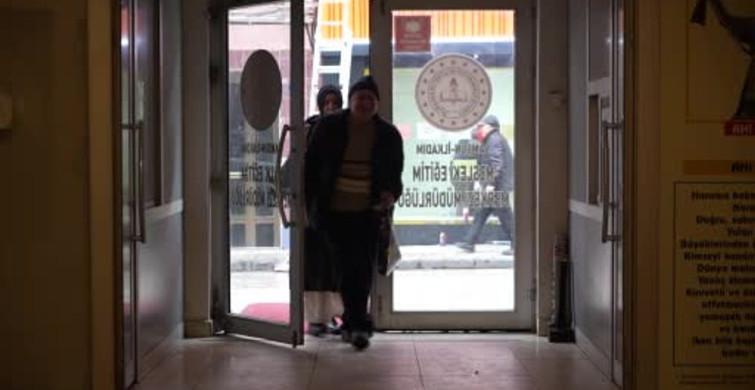 56 Yaşında Okuma Yazma Öğrenen Baba ve Kızının Hikayesi