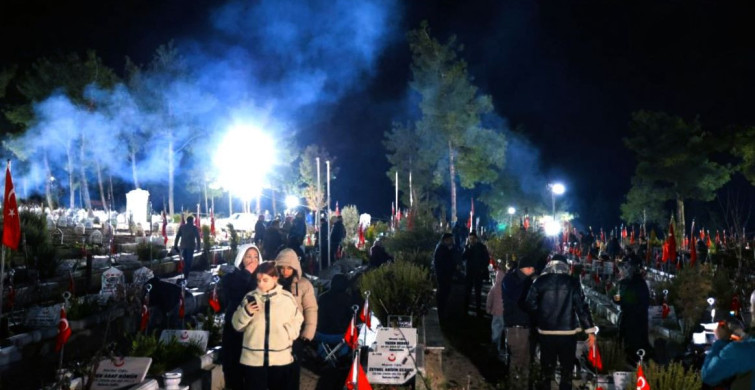 6 Şubat depreminde hayatını kaybedenler mezar başlarında anıldı