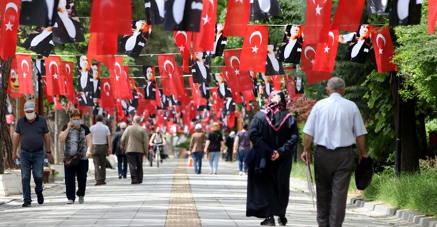 65 Yaş Üstü Vatandaşlar Sokağa Akın Etti