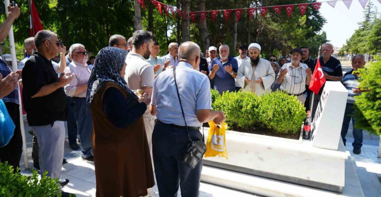 7 yaşındaki Ömer Halis Demir, ismini taşıdığı şehidi ilk kez ziyaret etti