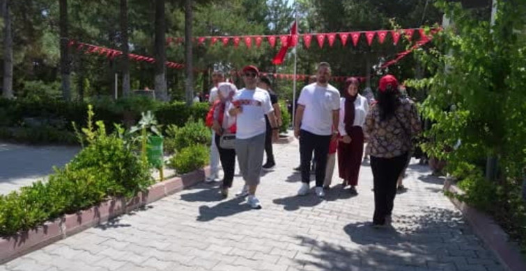 7 yaşındaki Ömer Halis Demir, ismini taşıdığı şehidi ilk kez ziyaret etti