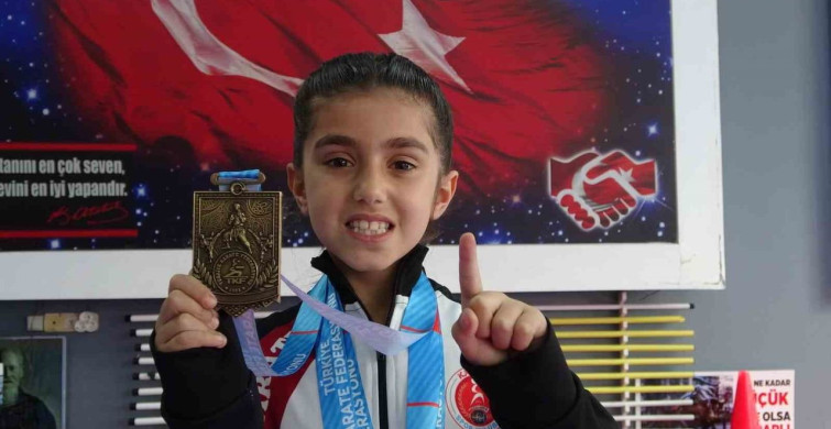 7 Yaşındaki Zeynep Bilal Öztekin Türkiye Karate Şampiyonu Oldu