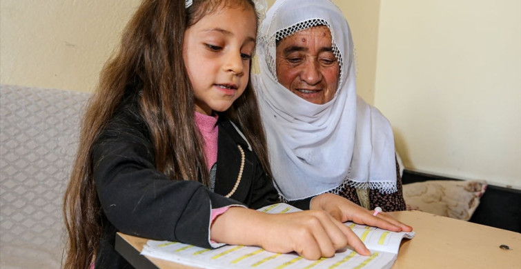 70 Yaşında Torunu Sayesinde Okuma Yazma Öğreniyor