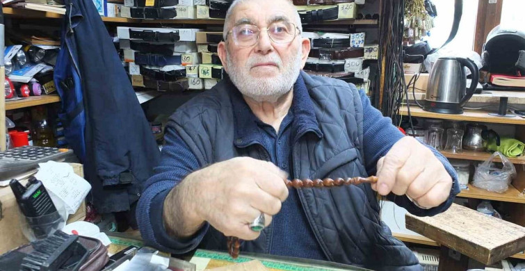 71 Yaşındaki Cevat Dede, Tespihleri ile Geçimini Sağlıyor