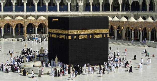 8 Ay Sonra Yurt Dışından İlk Umre kafilesi Suudi Arabistan'a Vardı
