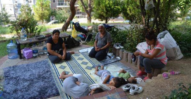 8 Aydır Parkta Yaşayan Aile Yardım Bekliyor