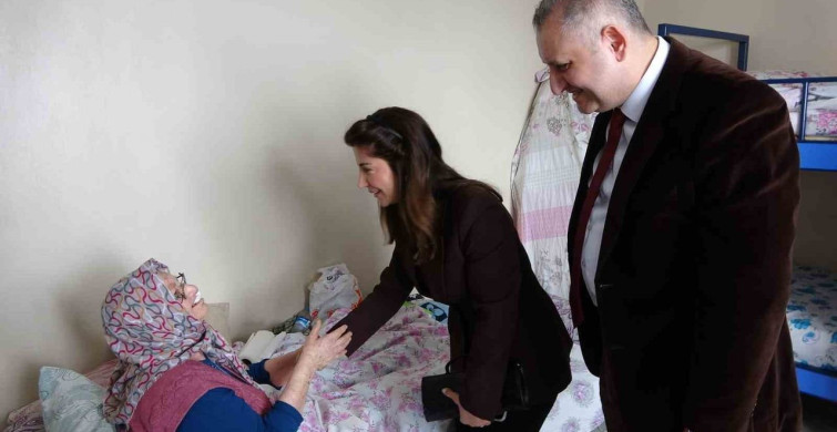 81 Yaşındaki Hasta Saniye Albayrak’a Evde Diş Tedavisi