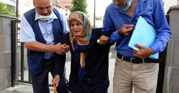87 Yaşındaki Annesini Dövüp Sokağa Attı