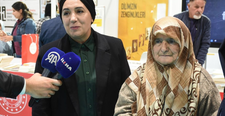 88 Yaşında Okuma Yazma Öğrenen Emine Genç, Kitap Fuarının Onur Konuğu Oldu