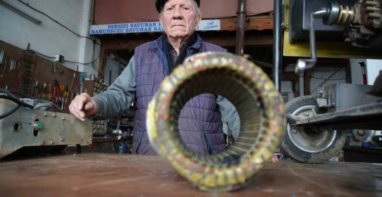88 Yaşındaki Usta Elektrikçi Gençlere İlham Veriyor