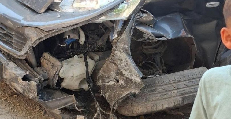94 yaşındaki sürücünün kazası, park halindeki araçlara çarpmasına yol açtı