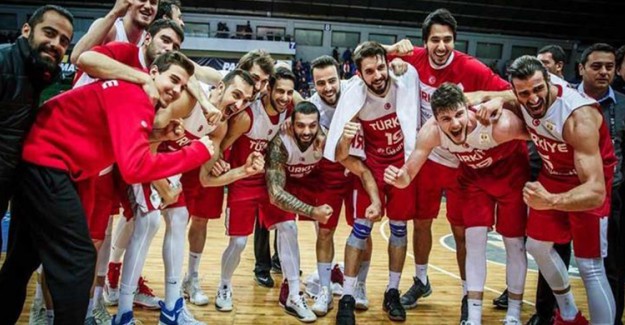 A Milli Erkek Basketbol Takımı'nın 977. Maçına Çıkıyor 