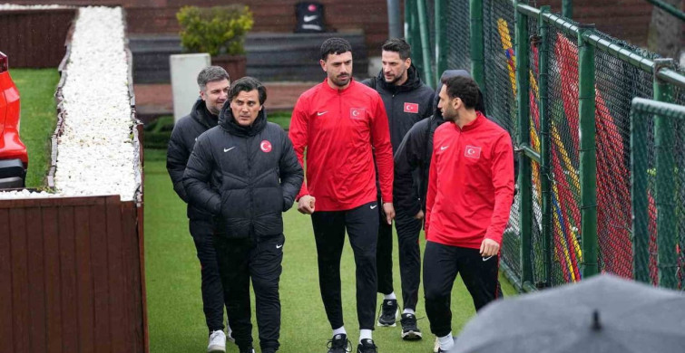 A Milli Futbol Takımı Yağmur Altında Hazırlıklarını Sürdürüyor