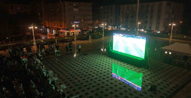 A Milli Futbol Takımı'na Yağmur Altında Destek